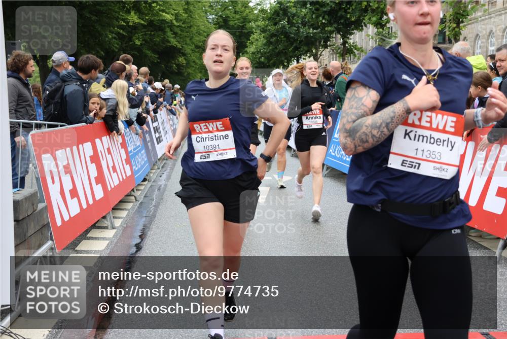 14.06.2026 - REWE Women's Run Strokosch-Dieckow http://msf.ph/oto/9774735 14.06.2026 10:00:02 Ziel 10055, 10058, 10082, 10083, 10093, 10391, 10556, 10565, 10616, 10777, 10881, 11138, 11353, 11371, 11441, 11446 meine-sportfotos.de