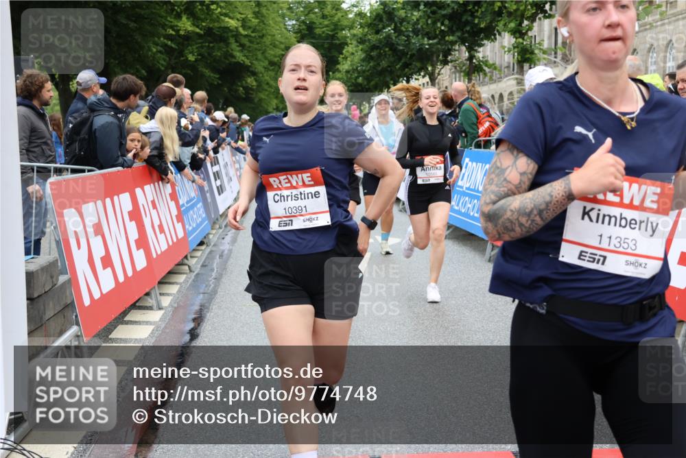 14.06.2026 - REWE Women's Run Strokosch-Dieckow http://msf.ph/oto/9774748 14.06.2026 10:00:02 Ziel 10055, 10058, 10082, 10083, 10093, 10391, 10556, 10565, 10616, 10777, 10881, 11138, 11353, 11371, 11441, 11446 meine-sportfotos.de