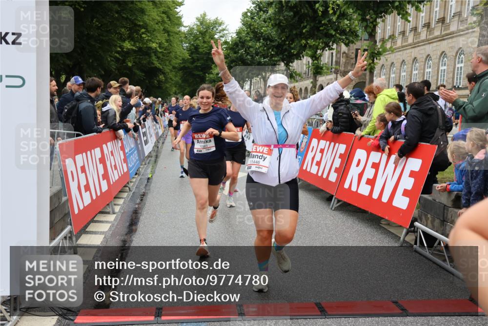 14.06.2026 - REWE Women's Run Strokosch-Dieckow http://msf.ph/oto/9774780 14.06.2026 10:00:05 Ziel 10055, 10058, 10082, 10083, 10093, 10302, 10391, 10556, 10565, 10732, 10776, 10777, 11138, 11353, 11385, 11441, 11446 meine-sportfotos.de