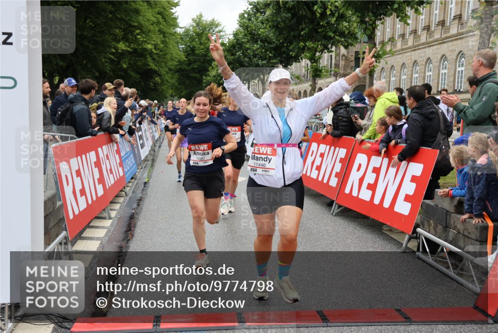14.06.2026 - REWE Women's Run Strokosch-Dieckow http://msf.ph/oto/9774798 14.06.2026 10:00:05 Ziel 10055, 10058, 10082, 10083, 10093, 10302, 10391, 10556, 10565, 10732, 10776, 10777, 11138, 11353, 11385, 11441, 11446 meine-sportfotos.de