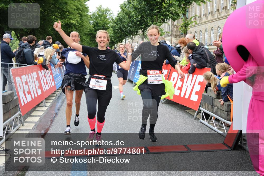 14.06.2026 - REWE Women's Run Strokosch-Dieckow http://msf.ph/oto/9774801 14.06.2026 09:56:09 Ziel 10089, 10116, 10387, 10451, 10561, 11313 meine-sportfotos.de