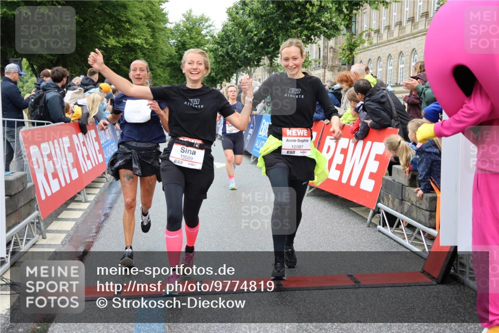 14.06.2026 - REWE Women's Run Strokosch-Dieckow http://msf.ph/oto/9774819 14.06.2026 09:56:09 Ziel 10089, 10116, 10387, 10451, 10561, 11313 meine-sportfotos.de