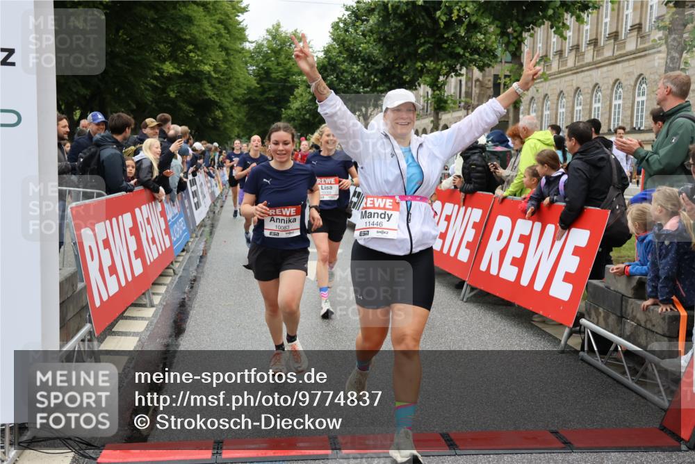 14.06.2026 - REWE Women's Run Strokosch-Dieckow http://msf.ph/oto/9774837 14.06.2026 10:00:05 Ziel 10055, 10058, 10082, 10083, 10093, 10302, 10391, 10556, 10565, 10732, 10776, 10777, 11138, 11353, 11385, 11441, 11446 meine-sportfotos.de