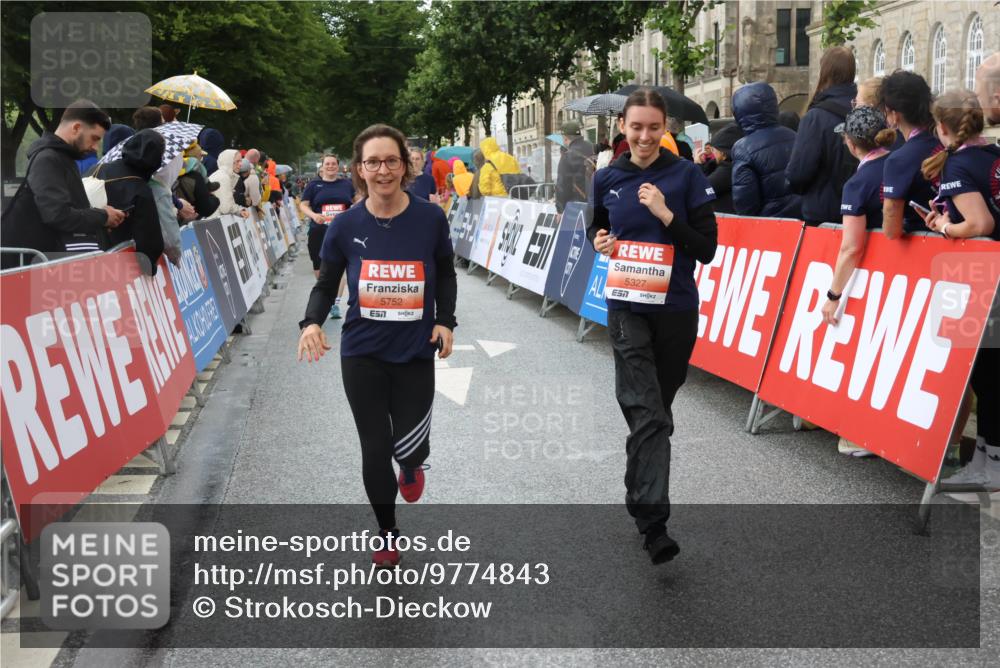14.06.2026 - REWE Women's Run Strokosch-Dieckow http://msf.ph/oto/9774843 14.06.2026 11:07:58 Ziel 5065, 5114, 5327, 5752, 5908 meine-sportfotos.de