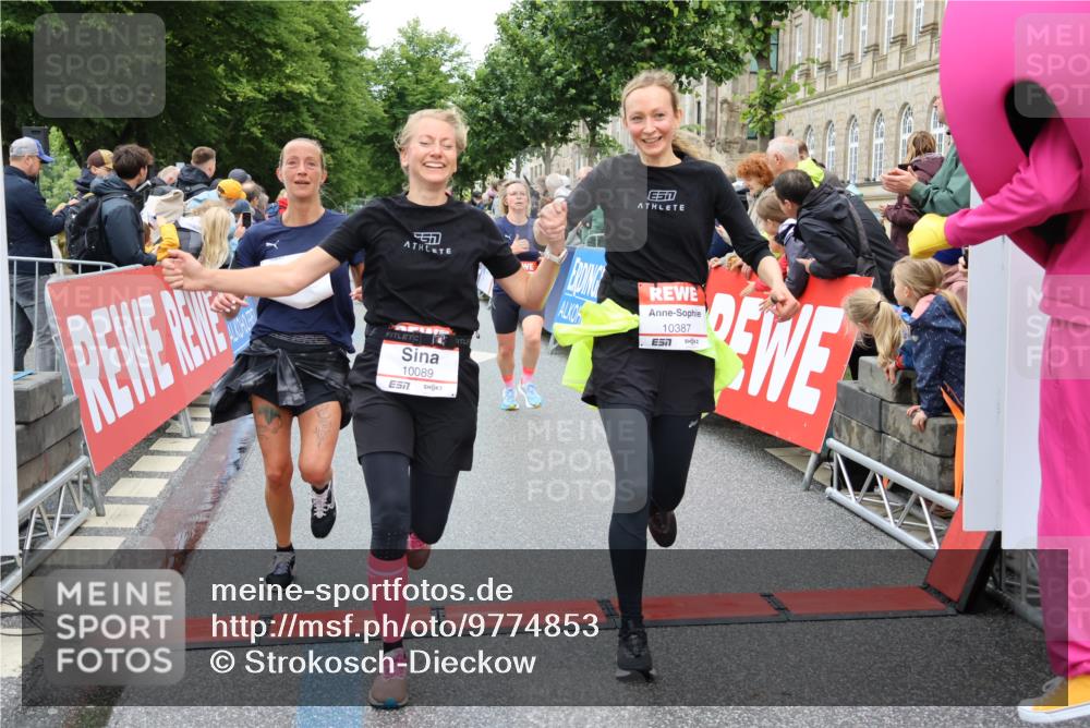 14.06.2026 - REWE Women's Run Strokosch-Dieckow http://msf.ph/oto/9774853 14.06.2026 09:56:09 Ziel 10089, 10116, 10387, 10451, 10561, 11313 meine-sportfotos.de