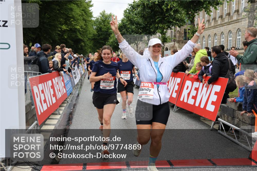 14.06.2026 - REWE Women's Run Strokosch-Dieckow http://msf.ph/oto/9774869 14.06.2026 10:00:05 Ziel 10055, 10058, 10082, 10083, 10093, 10302, 10391, 10556, 10565, 10732, 10776, 10777, 11138, 11353, 11385, 11441, 11446 meine-sportfotos.de