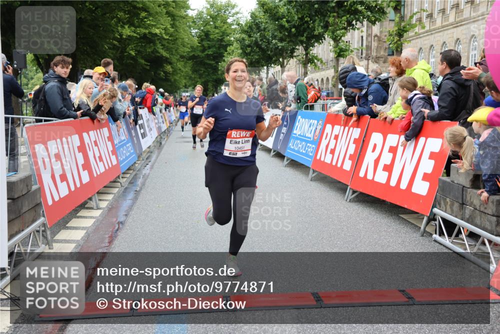 14.06.2026 - REWE Women's Run Strokosch-Dieckow http://msf.ph/oto/9774871 14.06.2026 09:56:13 Ziel 10089, 10211, 10387, 10451, 10561, 10923, 11313 meine-sportfotos.de