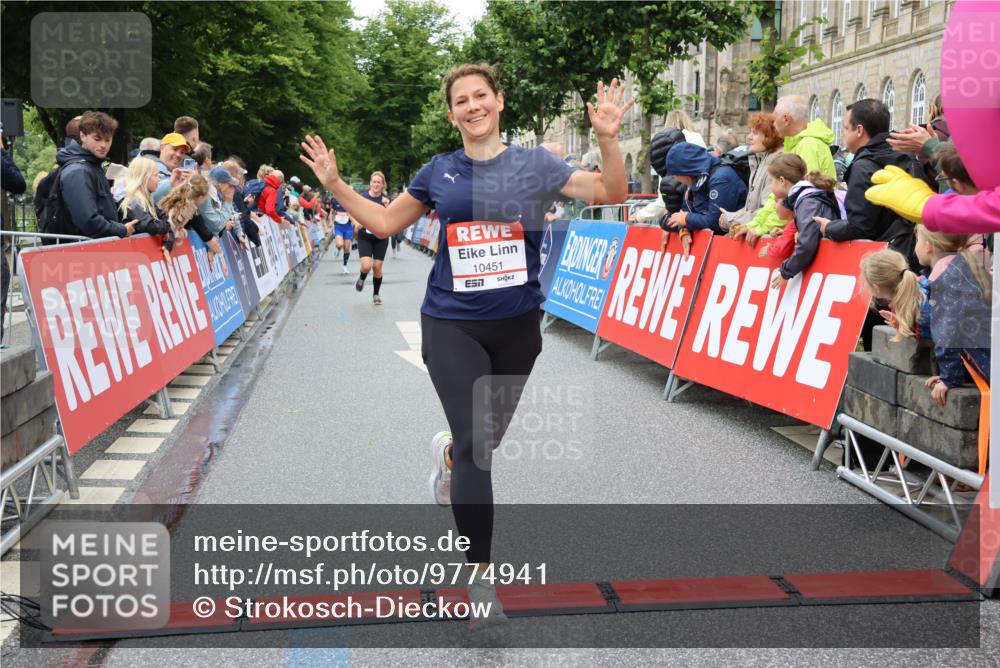 14.06.2026 - REWE Women's Run Strokosch-Dieckow http://msf.ph/oto/9774941 14.06.2026 09:56:13 Ziel 10089, 10211, 10387, 10451, 10561, 10923, 11313 meine-sportfotos.de