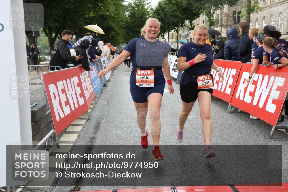 14.06.2026 - REWE Women's Run Strokosch-Dieckow http://msf.ph/oto/9774950 14.06.2026 11:07:47 Ziel 5116, 5122, 5168, 5281, 5384, 5385, 5502, 5803, 5909 meine-sportfotos.de