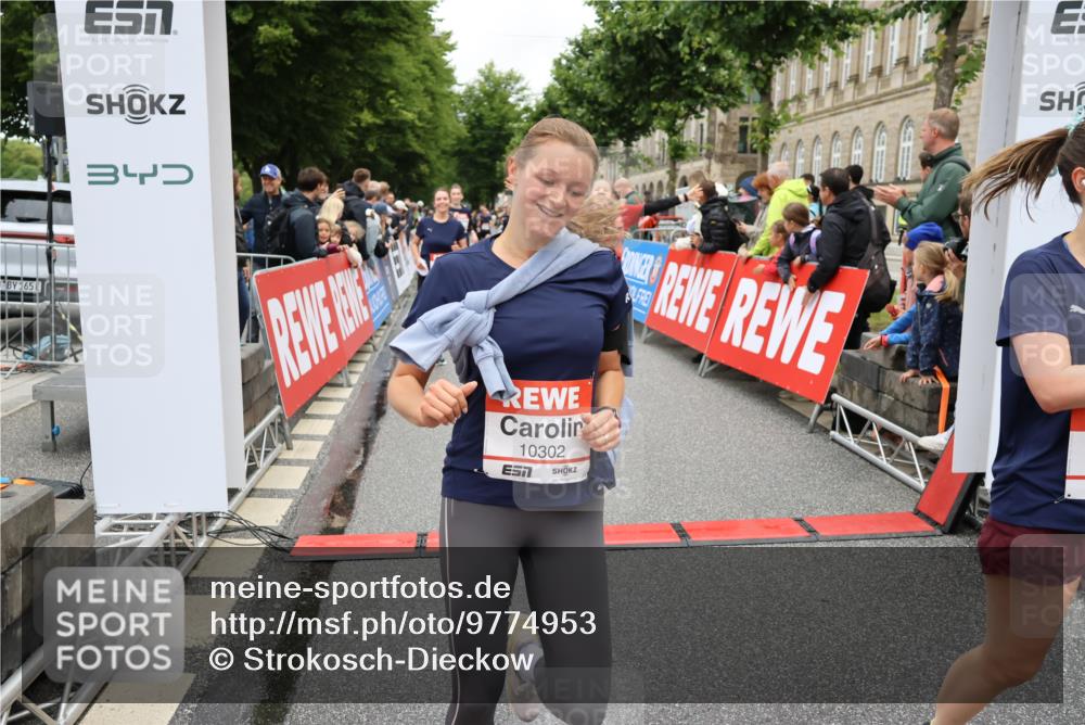 14.06.2026 - REWE Women's Run Strokosch-Dieckow http://msf.ph/oto/9774953 14.06.2026 10:00:09 Ziel 10055, 10058, 10082, 10083, 10302, 10391, 10565, 10732, 10776, 10777, 10820, 11138, 11269, 11353, 11385, 11446 meine-sportfotos.de