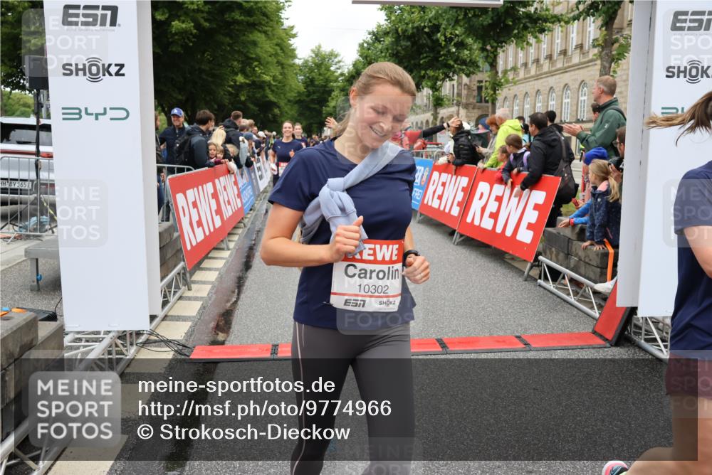 14.06.2026 - REWE Women's Run Strokosch-Dieckow http://msf.ph/oto/9774966 14.06.2026 10:00:09 Ziel 10055, 10058, 10082, 10083, 10302, 10391, 10565, 10732, 10776, 10777, 10820, 11138, 11269, 11353, 11385, 11446 meine-sportfotos.de