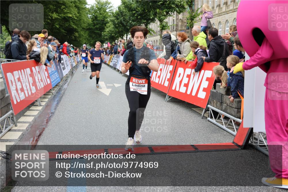 14.06.2026 - REWE Women's Run Strokosch-Dieckow http://msf.ph/oto/9774969 14.06.2026 09:56:15 Ziel 10089, 10211, 10387, 10451, 10561, 10737, 10923, 11313 meine-sportfotos.de