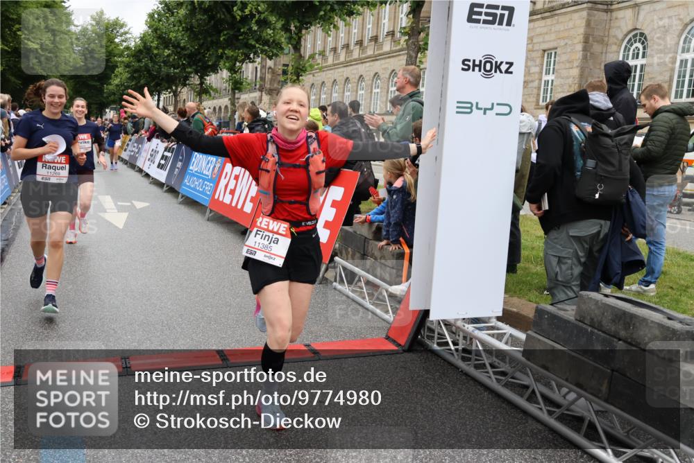 14.06.2026 - REWE Women's Run Strokosch-Dieckow http://msf.ph/oto/9774980 14.06.2026 10:00:10 Ziel 10055, 10058, 10082, 10083, 10302, 10391, 10565, 10732, 10776, 10777, 10820, 11269, 11353, 11385, 11446 meine-sportfotos.de