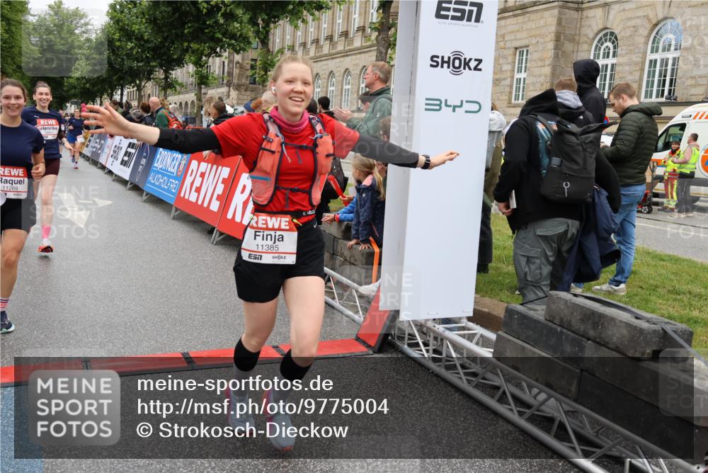 14.06.2026 - REWE Women's Run Strokosch-Dieckow http://msf.ph/oto/9775004 14.06.2026 10:00:10 Ziel 10055, 10058, 10082, 10083, 10302, 10391, 10565, 10732, 10776, 10777, 10820, 11269, 11353, 11385, 11446 meine-sportfotos.de
