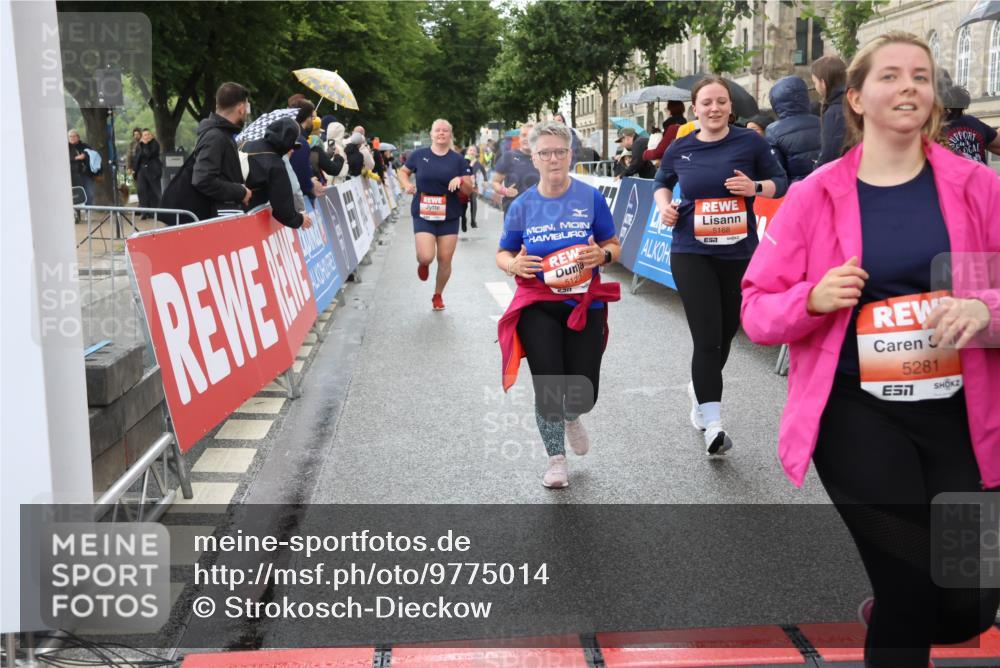 14.06.2026 - REWE Women's Run Strokosch-Dieckow http://msf.ph/oto/9775014 14.06.2026 11:07:44 Ziel 5116, 5119, 5122, 5168, 5281, 5384, 5385, 5412, 5502, 5803, 5909 meine-sportfotos.de