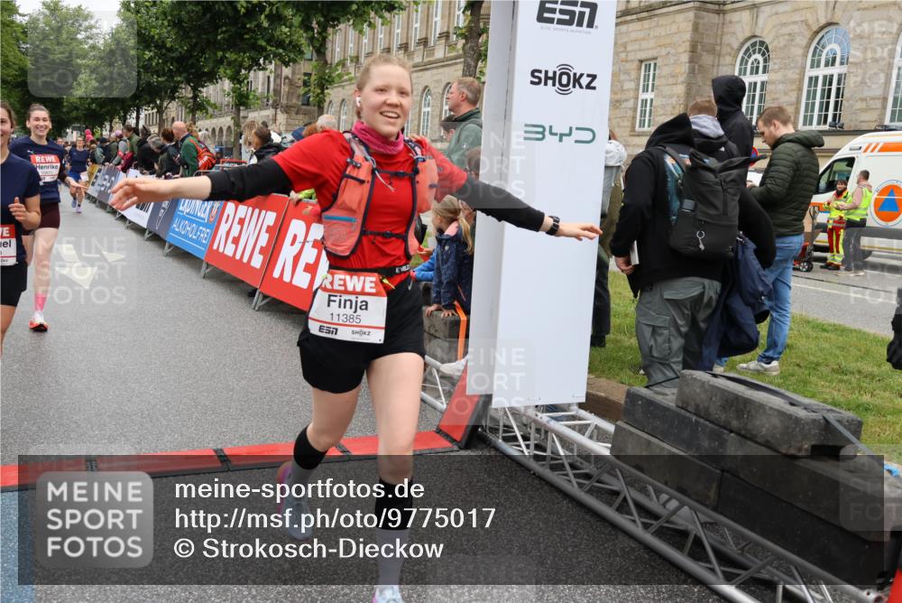 14.06.2026 - REWE Women's Run Strokosch-Dieckow http://msf.ph/oto/9775017 14.06.2026 10:00:10 Ziel 10055, 10058, 10082, 10083, 10302, 10391, 10565, 10732, 10776, 10777, 10820, 11269, 11353, 11385, 11446 meine-sportfotos.de