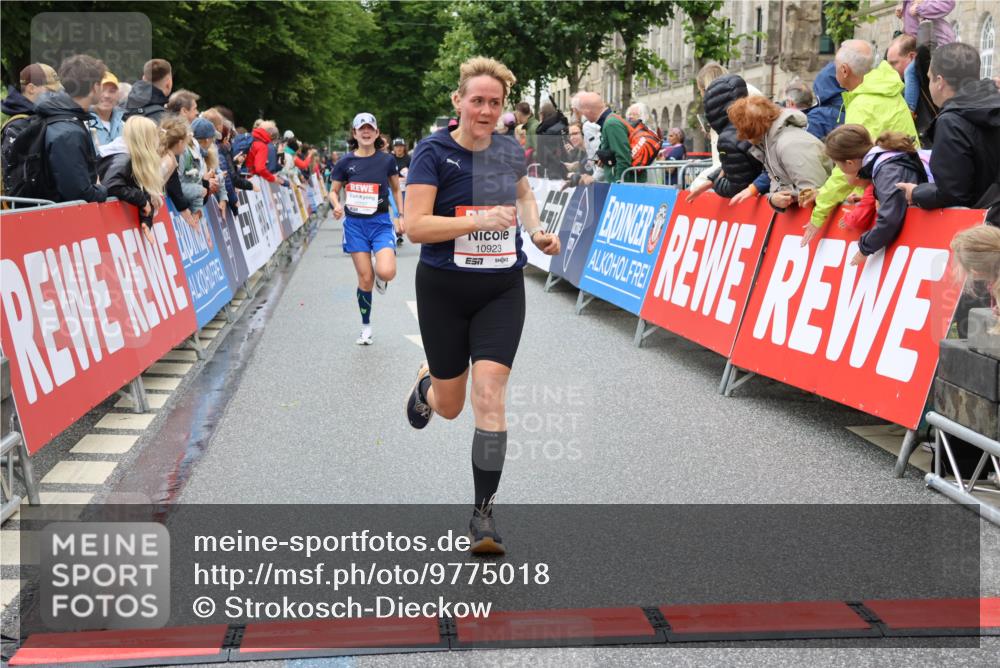 14.06.2026 - REWE Women's Run Strokosch-Dieckow http://msf.ph/oto/9775018 14.06.2026 09:56:17 Ziel 10211, 10387, 10451, 10737, 10816, 10923, 11313 meine-sportfotos.de