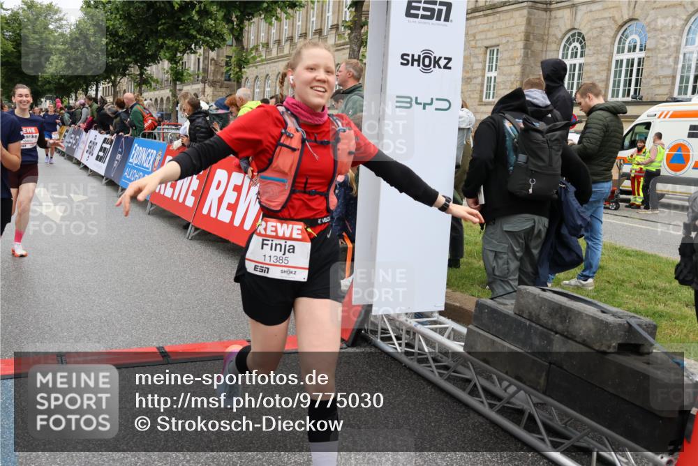 14.06.2026 - REWE Women's Run Strokosch-Dieckow http://msf.ph/oto/9775030 14.06.2026 10:00:10 Ziel 10055, 10058, 10082, 10083, 10302, 10391, 10565, 10732, 10776, 10777, 10820, 11269, 11353, 11385, 11446 meine-sportfotos.de