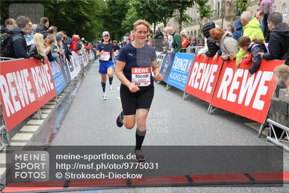 14.06.2026 - REWE Women's Run Strokosch-Dieckow http://msf.ph/oto/9775031 14.06.2026 09:56:17 Ziel 10211, 10387, 10451, 10737, 10816, 10923, 11313 meine-sportfotos.de
