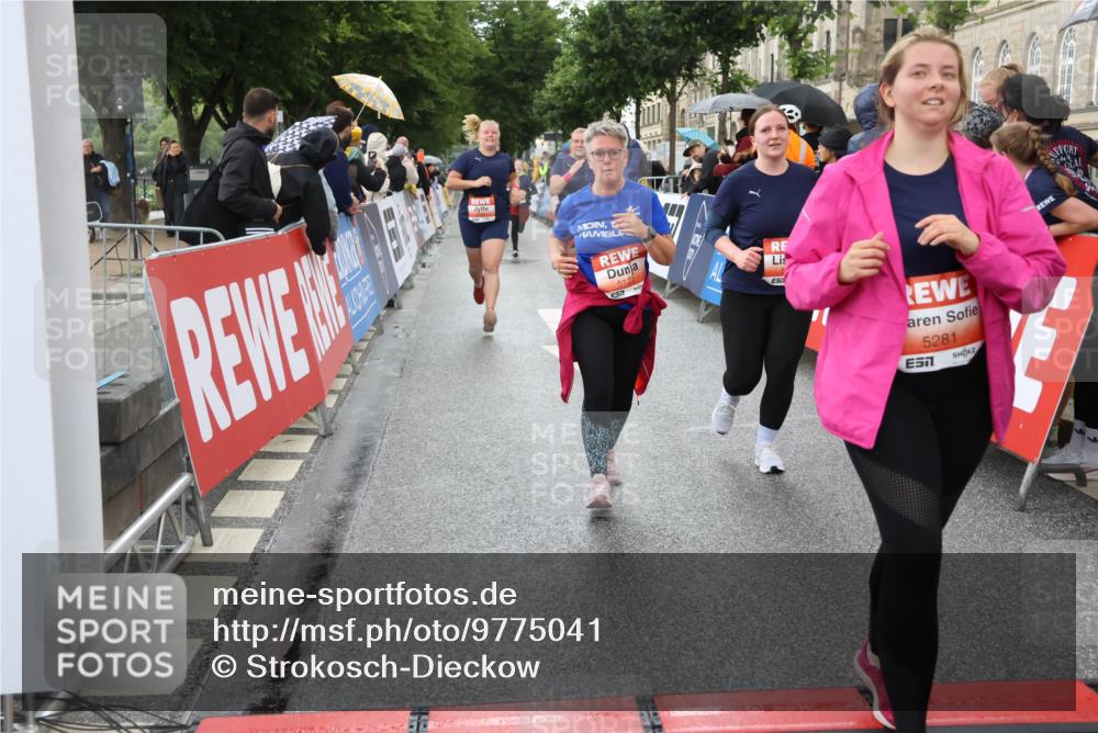 14.06.2026 - REWE Women's Run Strokosch-Dieckow http://msf.ph/oto/9775041 14.06.2026 11:07:44 Ziel 5116, 5119, 5122, 5168, 5281, 5384, 5385, 5412, 5502, 5803, 5909 meine-sportfotos.de