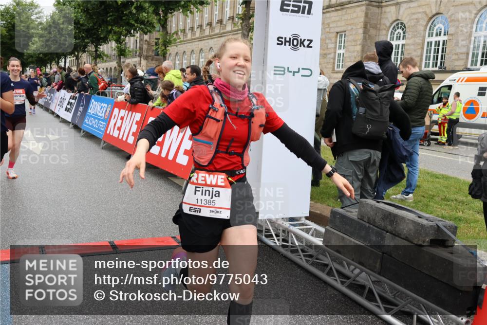 14.06.2026 - REWE Women's Run Strokosch-Dieckow http://msf.ph/oto/9775043 14.06.2026 10:00:10 Ziel 10055, 10058, 10082, 10083, 10302, 10391, 10565, 10732, 10776, 10777, 10820, 11269, 11353, 11385, 11446 meine-sportfotos.de