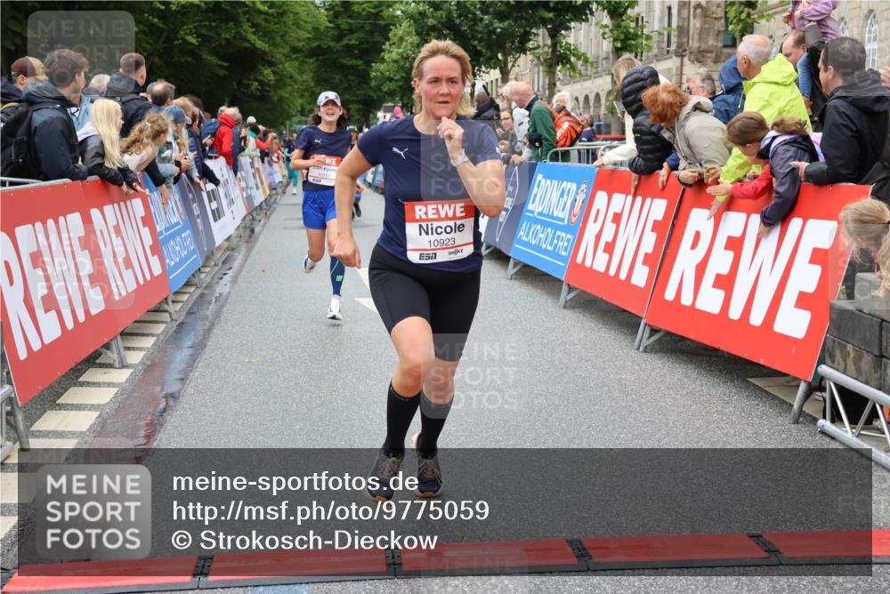 14.06.2026 - REWE Women's Run Strokosch-Dieckow http://msf.ph/oto/9775059 14.06.2026 09:56:17 Ziel 10211, 10387, 10451, 10737, 10816, 10923, 11313 meine-sportfotos.de