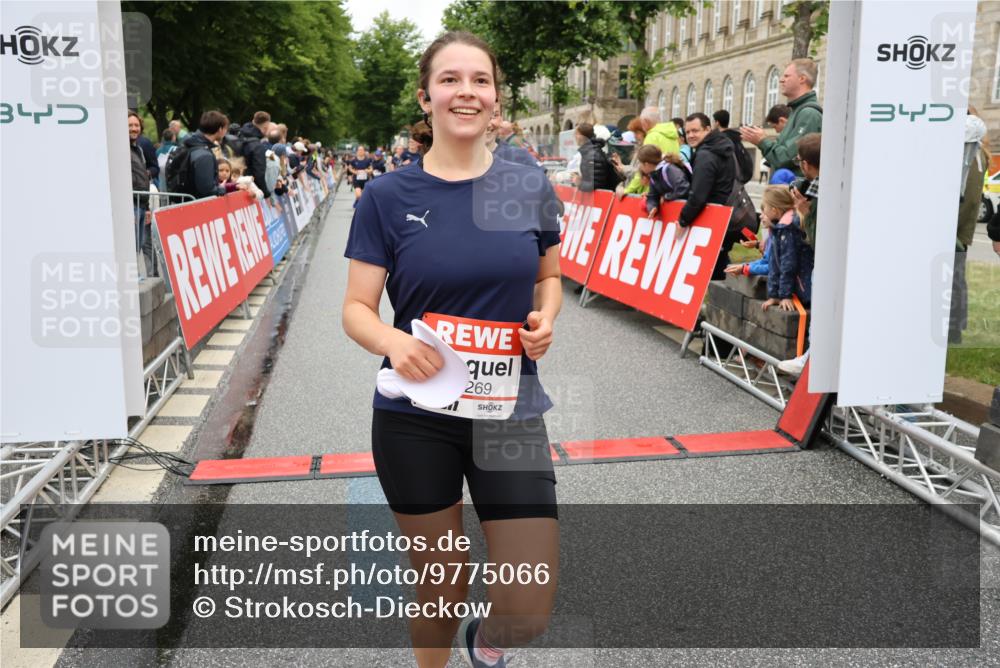 14.06.2026 - REWE Women's Run Strokosch-Dieckow http://msf.ph/oto/9775066 14.06.2026 10:00:11 Ziel 10055, 10058, 10082, 10083, 10302, 10565, 10732, 10776, 10777, 10820, 10839, 10840, 11269, 11385, 11446 meine-sportfotos.de