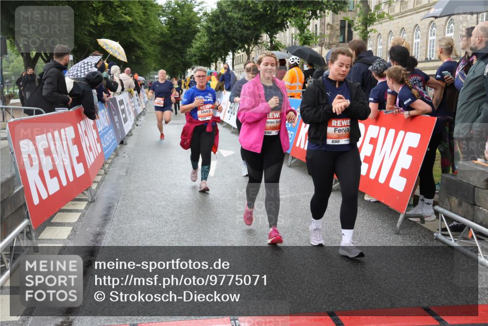 14.06.2026 - REWE Women's Run Strokosch-Dieckow http://msf.ph/oto/9775071 14.06.2026 11:07:43 Ziel 5116, 5119, 5122, 5168, 5281, 5384, 5385, 5412, 5502, 5728, 5803 meine-sportfotos.de