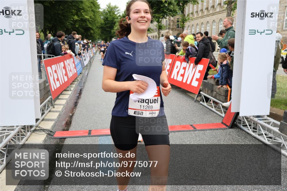 14.06.2026 - REWE Women's Run Strokosch-Dieckow http://msf.ph/oto/9775077 14.06.2026 10:00:11 Ziel 10055, 10058, 10082, 10083, 10302, 10565, 10732, 10776, 10777, 10820, 10839, 10840, 11269, 11385, 11446 meine-sportfotos.de