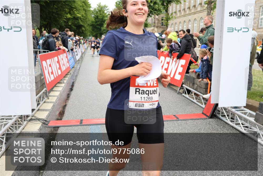 14.06.2026 - REWE Women's Run Strokosch-Dieckow http://msf.ph/oto/9775086 14.06.2026 10:00:11 Ziel 10055, 10058, 10082, 10083, 10302, 10565, 10732, 10776, 10777, 10820, 10839, 10840, 11269, 11385, 11446 meine-sportfotos.de