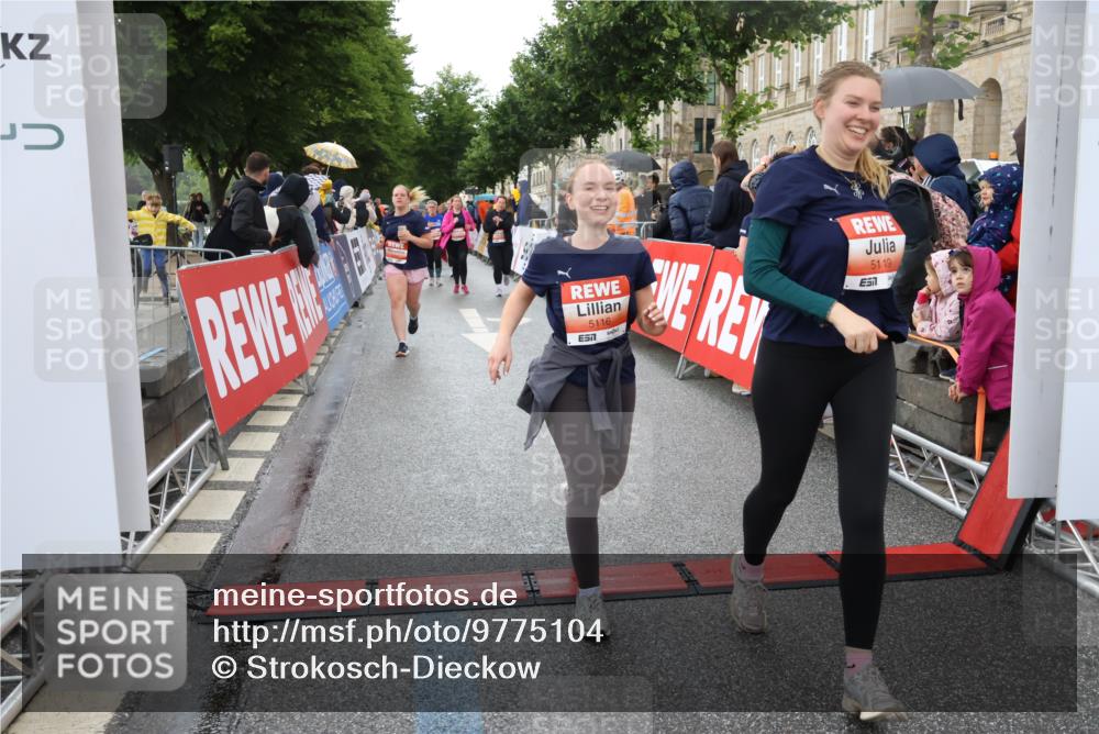 14.06.2026 - REWE Women's Run Strokosch-Dieckow http://msf.ph/oto/9775104 14.06.2026 11:07:39 Ziel 5116, 5119, 5319, 5412, 5728, 5803, 5895 meine-sportfotos.de