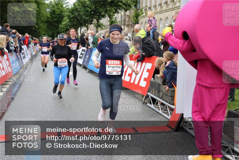 14.06.2026 - REWE Women's Run Strokosch-Dieckow http://msf.ph/oto/9775131 14.06.2026 09:56:22 Ziel 10211, 10563, 10737, 10774, 10816, 10838, 10867, 10923, 11491, 11526 meine-sportfotos.de