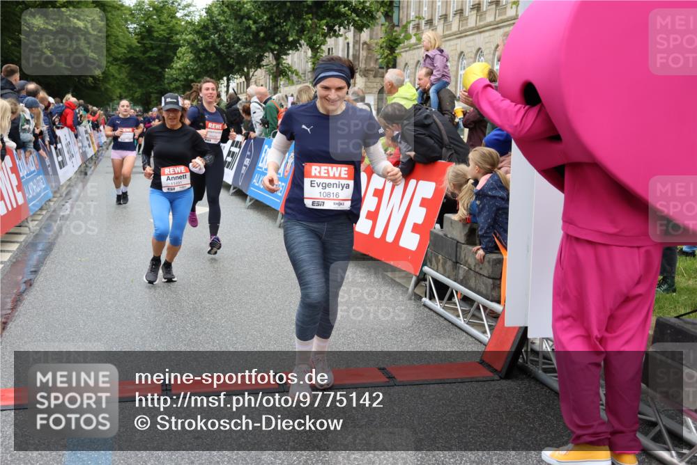 14.06.2026 - REWE Women's Run Strokosch-Dieckow http://msf.ph/oto/9775142 14.06.2026 09:56:22 Ziel 10211, 10563, 10737, 10774, 10816, 10838, 10867, 10923, 11491, 11526 meine-sportfotos.de