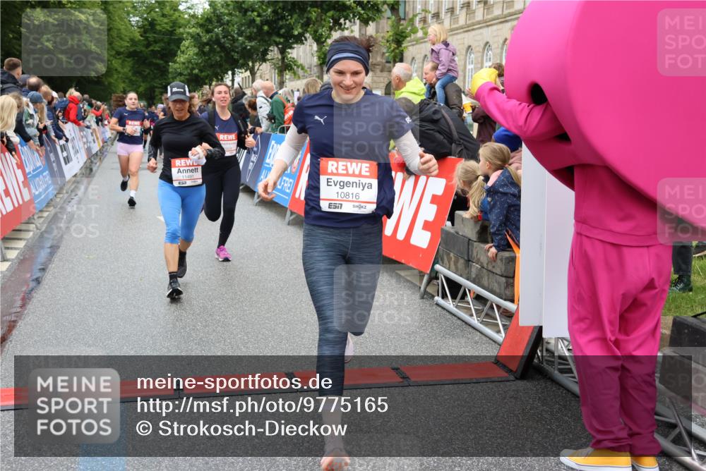 14.06.2026 - REWE Women's Run Strokosch-Dieckow http://msf.ph/oto/9775165 14.06.2026 09:56:22 Ziel 10211, 10563, 10737, 10774, 10816, 10838, 10867, 10923, 11491, 11526 meine-sportfotos.de