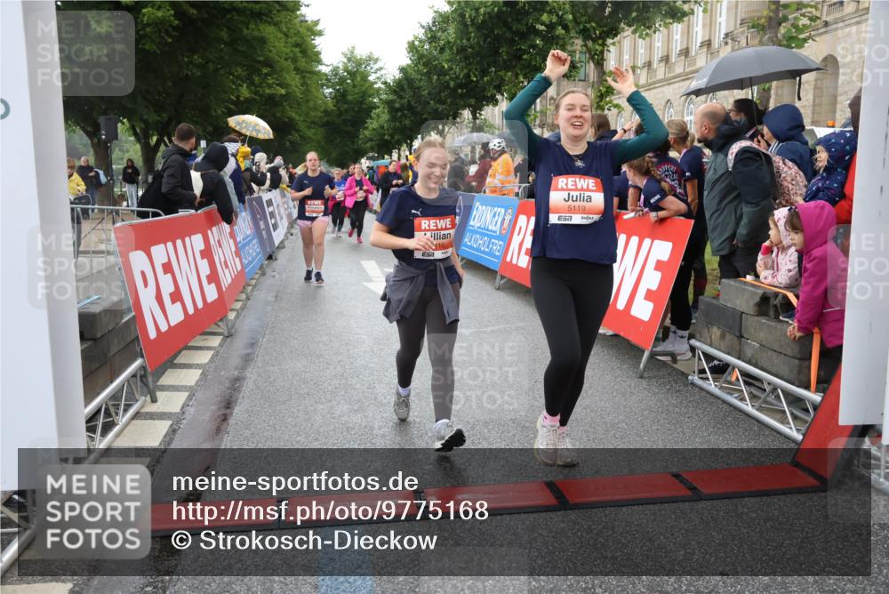 14.06.2026 - REWE Women's Run Strokosch-Dieckow http://msf.ph/oto/9775168 14.06.2026 11:07:38 Ziel 5116, 5119, 5319, 5412, 5630, 5728, 5803, 5895 meine-sportfotos.de