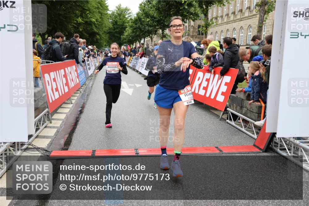 14.06.2026 - REWE Women's Run Strokosch-Dieckow http://msf.ph/oto/9775173 14.06.2026 10:00:17 Ziel 10090, 10602, 10715, 10820, 10839, 10840, 10995, 11269, 11369, 11385 meine-sportfotos.de