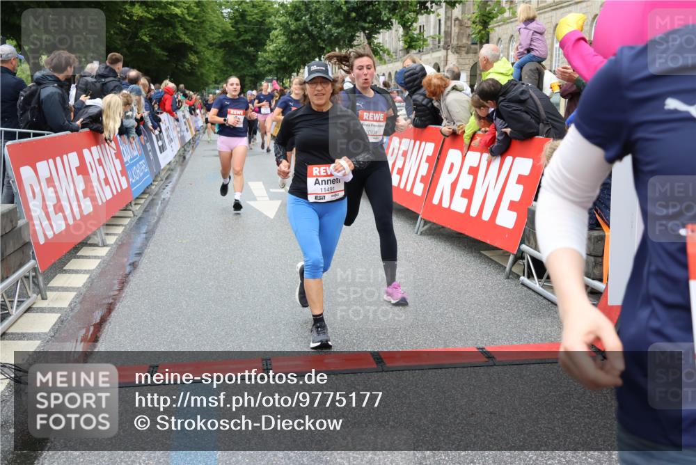 14.06.2026 - REWE Women's Run Strokosch-Dieckow http://msf.ph/oto/9775177 14.06.2026 09:56:23 Ziel 10563, 10737, 10774, 10816, 10838, 10867, 10923, 11491, 11526 meine-sportfotos.de