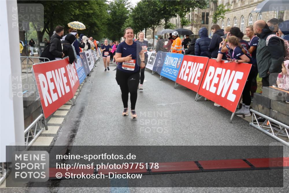 14.06.2026 - REWE Women's Run Strokosch-Dieckow http://msf.ph/oto/9775178 14.06.2026 11:07:36 Ziel 5116, 5118, 5119, 5190, 5319, 5412, 5630, 5728, 5808, 5895 meine-sportfotos.de