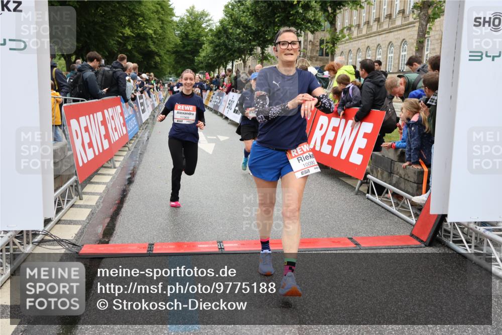 14.06.2026 - REWE Women's Run Strokosch-Dieckow http://msf.ph/oto/9775188 14.06.2026 10:00:17 Ziel 10090, 10602, 10715, 10820, 10839, 10840, 10995, 11269, 11369, 11385 meine-sportfotos.de