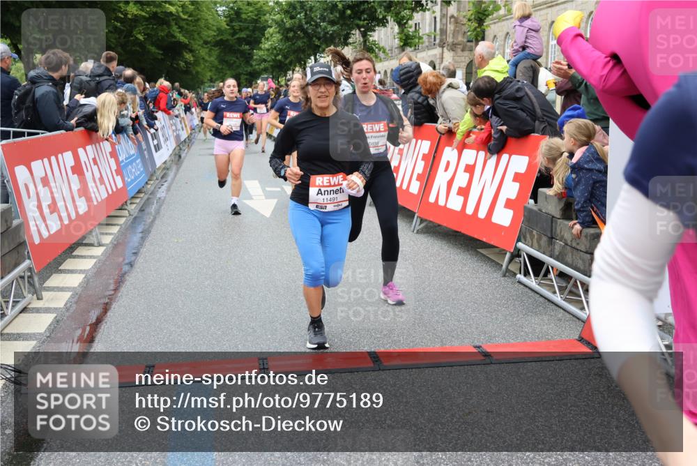 14.06.2026 - REWE Women's Run Strokosch-Dieckow http://msf.ph/oto/9775189 14.06.2026 09:56:23 Ziel 10563, 10737, 10774, 10816, 10838, 10867, 10923, 11491, 11526 meine-sportfotos.de