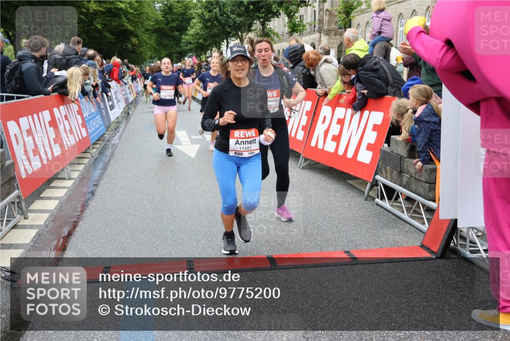 14.06.2026 - REWE Women's Run Strokosch-Dieckow http://msf.ph/oto/9775200 14.06.2026 09:56:23 Ziel 10563, 10737, 10774, 10816, 10838, 10867, 10923, 11491, 11526 meine-sportfotos.de