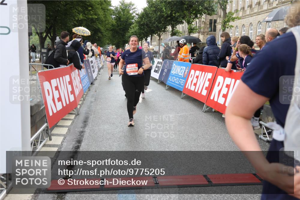 14.06.2026 - REWE Women's Run Strokosch-Dieckow http://msf.ph/oto/9775205 14.06.2026 11:07:36 Ziel 5116, 5118, 5119, 5190, 5319, 5412, 5630, 5728, 5808, 5895 meine-sportfotos.de