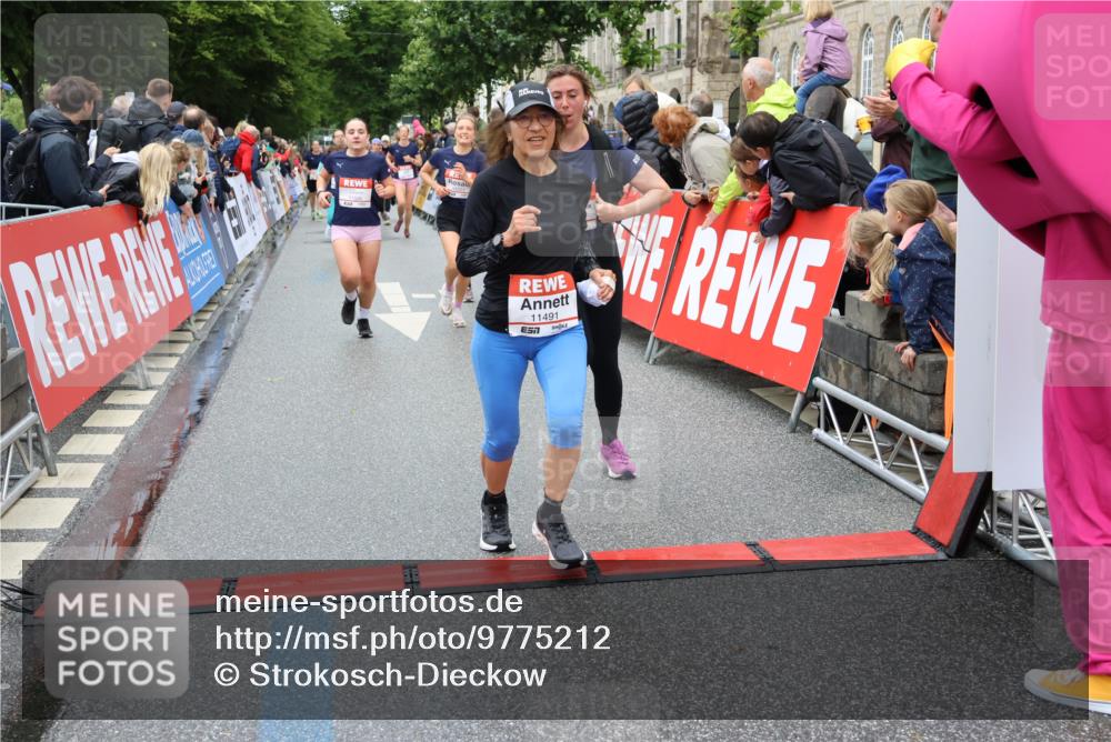 14.06.2026 - REWE Women's Run Strokosch-Dieckow http://msf.ph/oto/9775212 14.06.2026 09:56:23 Ziel 10563, 10737, 10774, 10816, 10838, 10867, 10923, 11491, 11526 meine-sportfotos.de
