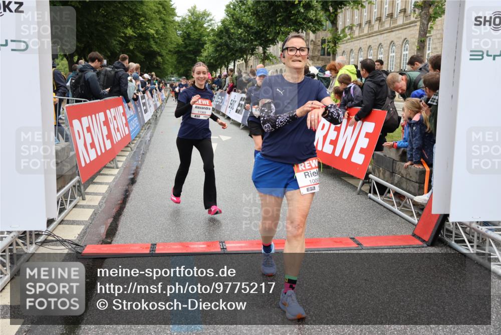 14.06.2026 - REWE Women's Run Strokosch-Dieckow http://msf.ph/oto/9775217 14.06.2026 10:00:17 Ziel 10090, 10602, 10715, 10820, 10839, 10840, 10995, 11269, 11369, 11385 meine-sportfotos.de