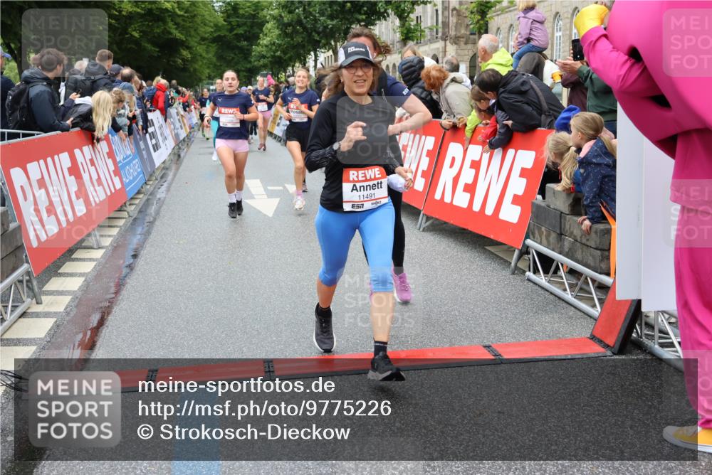 14.06.2026 - REWE Women's Run Strokosch-Dieckow http://msf.ph/oto/9775226 14.06.2026 09:56:23 Ziel 10563, 10737, 10774, 10816, 10838, 10867, 10923, 11491, 11526 meine-sportfotos.de