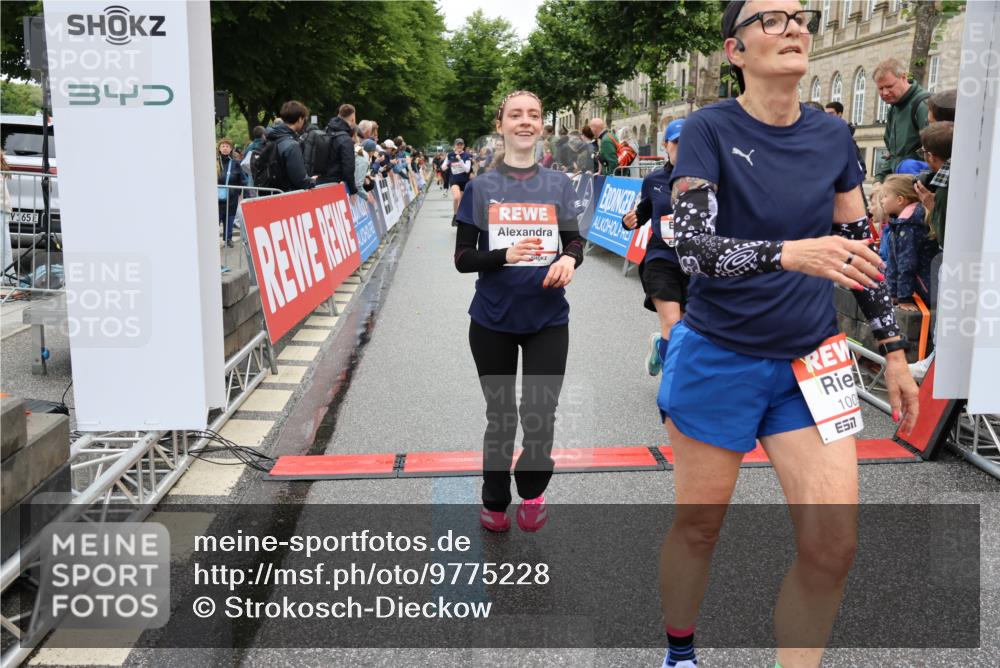 14.06.2026 - REWE Women's Run Strokosch-Dieckow http://msf.ph/oto/9775228 14.06.2026 10:00:17 Ziel 10090, 10602, 10715, 10820, 10839, 10840, 10995, 11269, 11369, 11385 meine-sportfotos.de