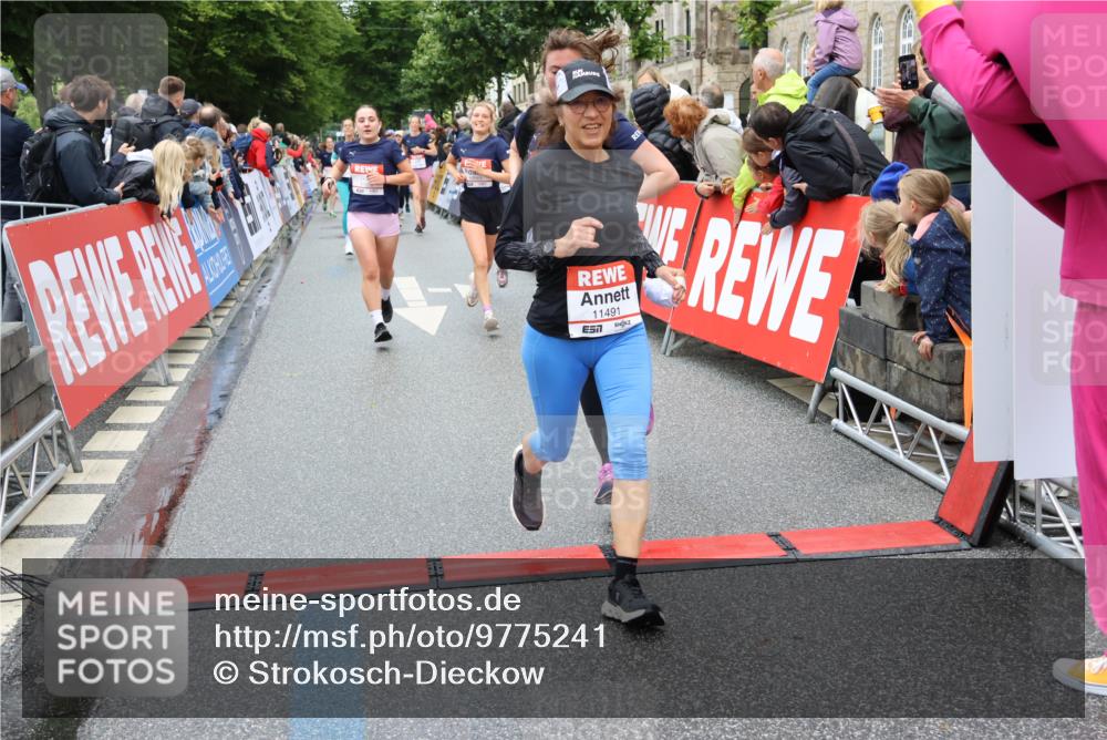 14.06.2026 - REWE Women's Run Strokosch-Dieckow http://msf.ph/oto/9775241 14.06.2026 09:56:23 Ziel 10563, 10737, 10774, 10816, 10838, 10867, 10923, 11491, 11526 meine-sportfotos.de