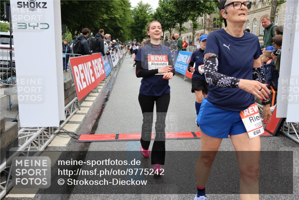 14.06.2026 - REWE Women's Run Strokosch-Dieckow http://msf.ph/oto/9775242 14.06.2026 10:00:18 Ziel 10090, 10602, 10715, 10820, 10839, 10840, 10995, 11269, 11369 meine-sportfotos.de