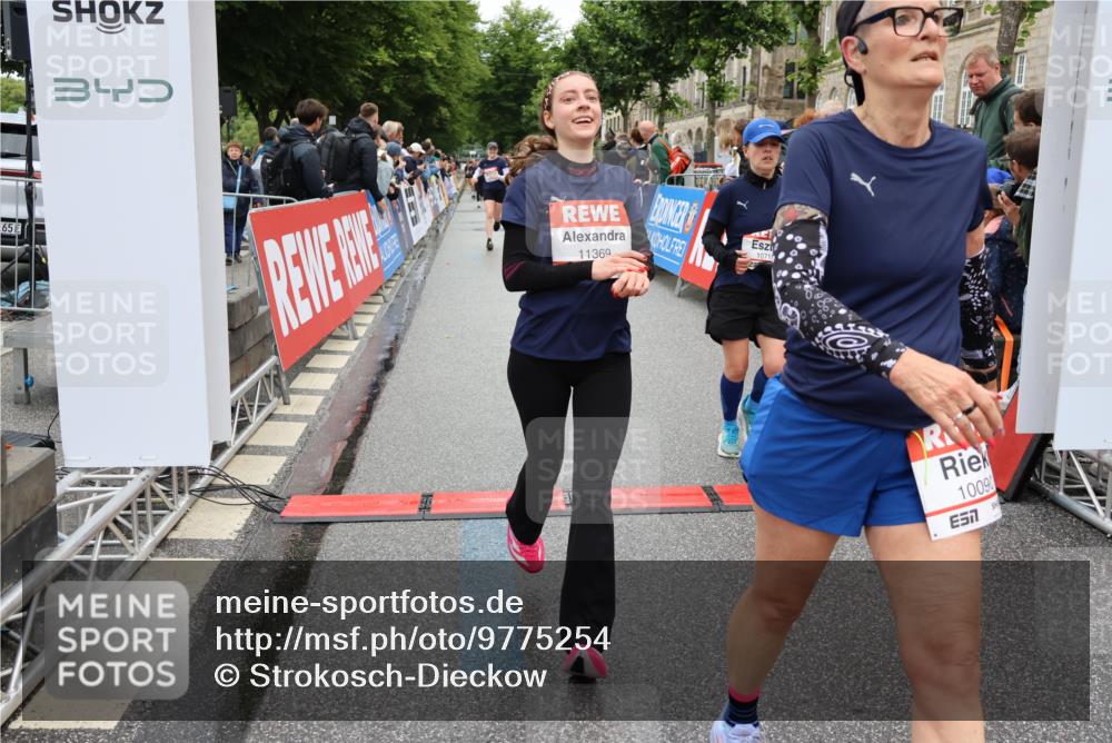 14.06.2026 - REWE Women's Run Strokosch-Dieckow http://msf.ph/oto/9775254 14.06.2026 10:00:18 Ziel 10090, 10602, 10715, 10820, 10839, 10840, 10995, 11269, 11369 meine-sportfotos.de