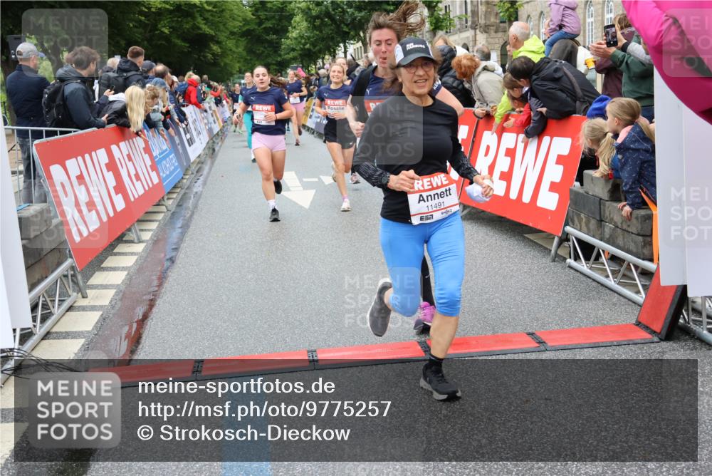 14.06.2026 - REWE Women's Run Strokosch-Dieckow http://msf.ph/oto/9775257 14.06.2026 09:56:23 Ziel 10563, 10737, 10774, 10816, 10838, 10867, 10923, 11491, 11526 meine-sportfotos.de